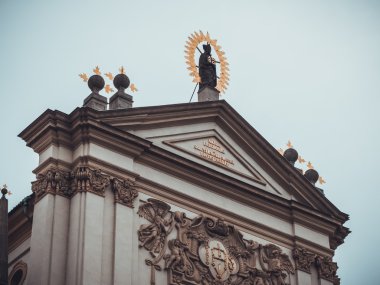 Prag 'da eski bir kilisenin çatısında.