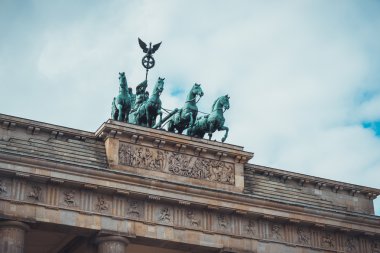 Brandenburg Kapısı üzerindeki Mimari Kapalı Kuadriga Scuplture, Berlin, Almanya 'da Bulutlu Mavi Gök' e Karşı Tarihi ve Popüler Turist Çekimi