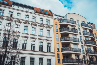 Berlin 'de yeni turuncu dairenin yanındaki eski beyaz apartman.