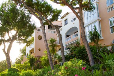 Low Angle Mimari Dış Görünümü Lüks Akdeniz Resort Oteli Lush Tropical Garden Grounds Backlit by Bright Sunset or Sunrise