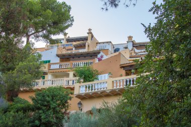 Yeşil Ağaçlı Lush Hillside Manzarası 'ndaki Lüks Akdeniz Oteli Düşük Açı Dış Görünümü