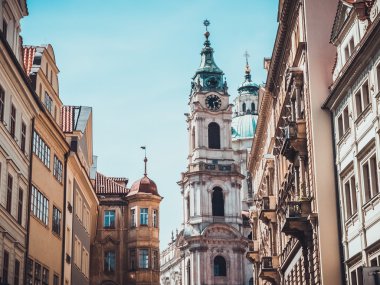 Prag 'daki diğer evlerin olduğu eski kilise.