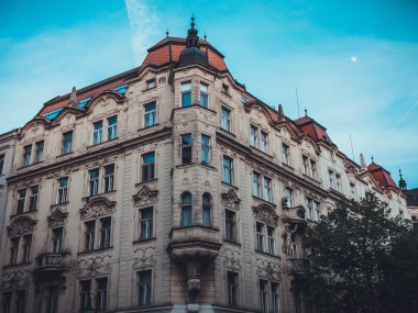 Prag 'da kırmızı çatılı turuncu ev