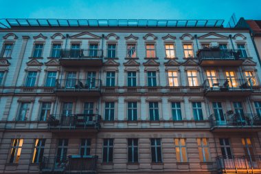 Gece turuncu bir ev ve sarı ışıklar.