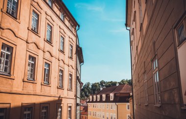Prag 'da mavi gökyüzü olan güzel turuncu binalar