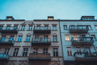 Berlin 'deki eski evlerde geceleri balkon var.