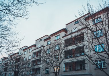 Kışın balkonlu ve ağaçlı bir ev.