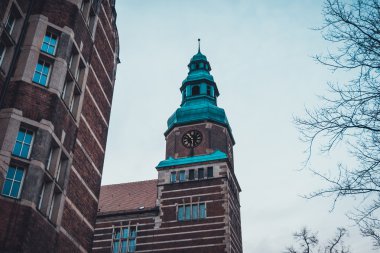 Yeşil çatılı ve kahverengi yüzlü eski bir kilise.