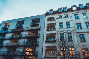 Üst üste modern ve eski evler