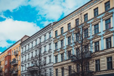 Berlin 'de güzel gökyüzü olan kürek evleri