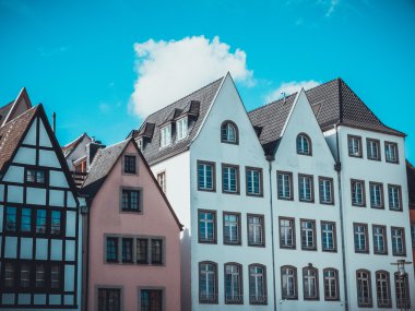 Farklı renklerde ve mavi gökyüzünde tipik hamburg binaları.