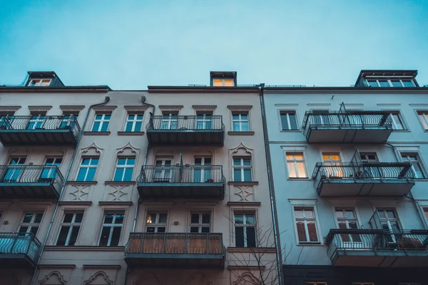 Antiguas Casas Adosadas Berlín Con Balcón Por Noche — Foto de Stock