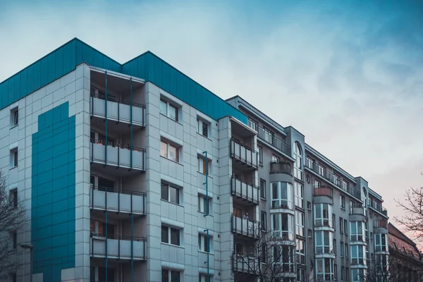 Plattenbau Binasının Arka Planında Açık Mavi Gökyüzü Var — Stok fotoğraf