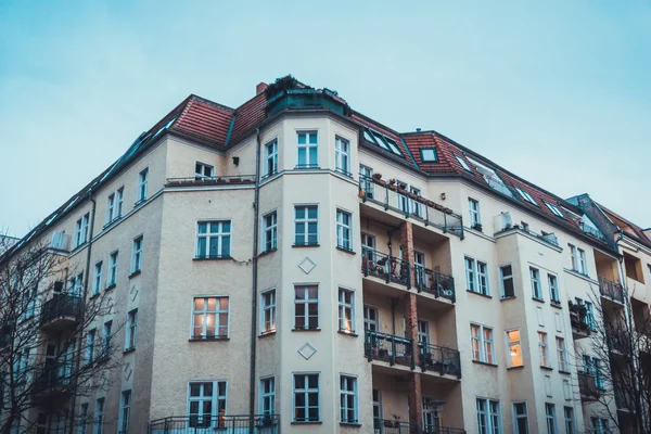 Berlin 'de mavi gökyüzü olan turuncu bir ev.