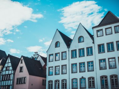 Beyaz ve mor renkli küçük binalar