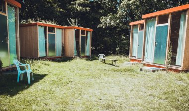 Yeşil çimenli ve güneşli modern yazlıklar