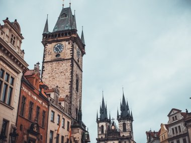 Güzel evleri olan Prag - turizm mıknatısı