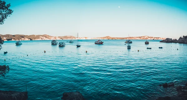 Hermoso Mar Mallorca Con Agua Azul Algunos Barcos —  Fotos de Stock
