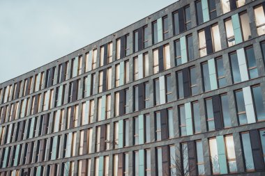 Düşük açılı modern finans binası