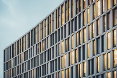 Mavi gökyüzü olan ofis binasının düşük açılı görüntüsü