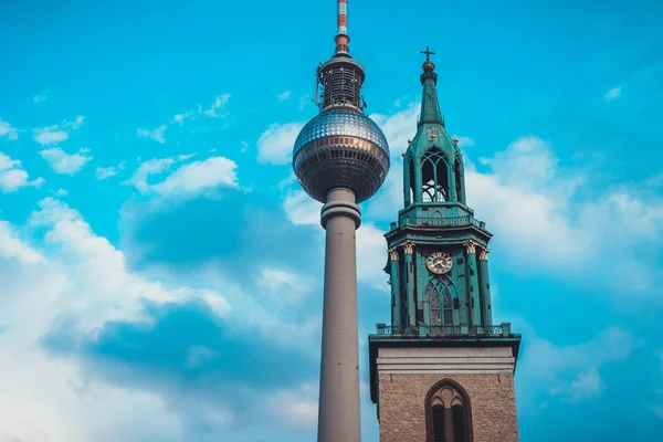 Architektonische Nahaufnahme Des Turms Der Marienkirche Vor Dem Fernsehturm Berlin — Stockfoto