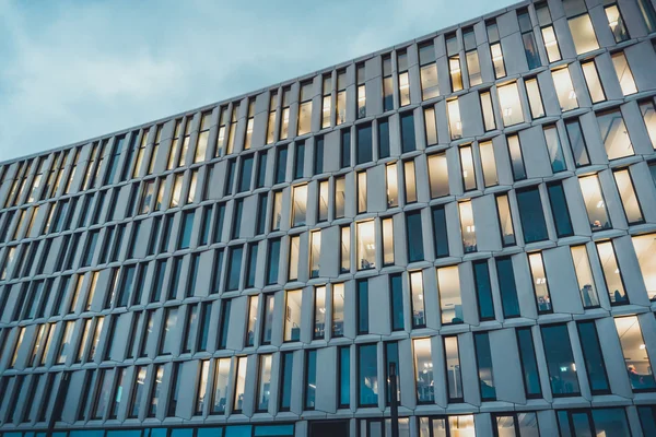 Sarı ışıklarla modern ofis binası cephesi