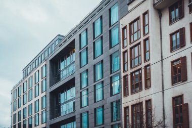 Büyük pencereli ve soğuk yüzlü modern kasaba evleri