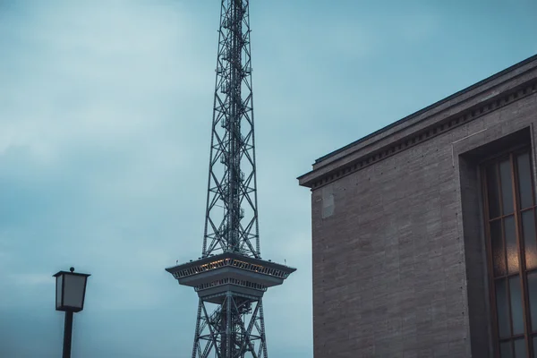 Una Sola Gran Antena Transmisión Difusión Torre Lámpara Junto Edificio — Foto de Stock