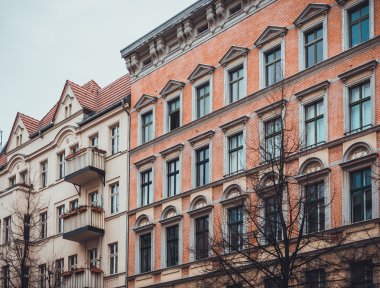 Bulutlu Gün 'de Çıplak Ağaçlarla Karşıt Tarzlarda Düşük Açılı Konut Binalarının Mimari Detayları