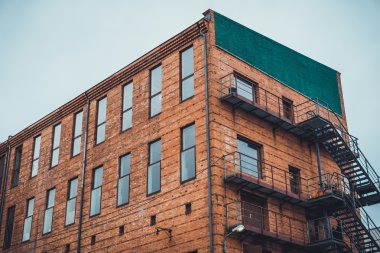 Bulutlu Gökyüzü ile Gri Gün 'de Düşük Yükseliş Konut Yangını Kaçma Balkonları Mimari Dış Görünümü