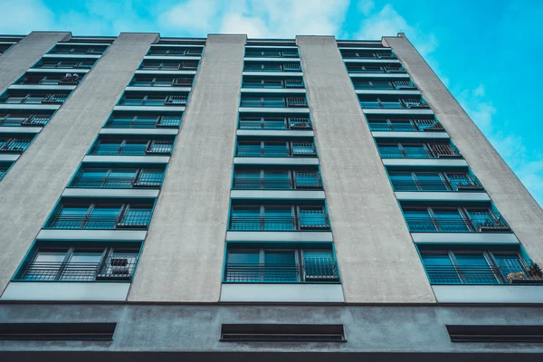 Extreme Low Angle Architectural Close Exterior Low Rise Edifício Apartamentos — Fotografia de Stock