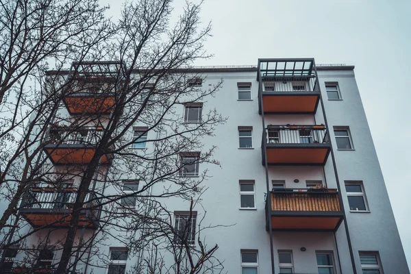 Residencial Bloque Pisos Con Ventanas Balcones Árboles Desnudos Frente Ella — Foto de Stock