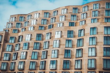 Berlin, Almanya 'dan gelen Pariser Platz meydanında alışılmadık mimarisi olan ofis, konferans ve konut binası.
