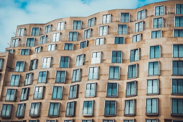 Berlin, Almanya 'dan gelen Pariser Platz meydanında alışılmadık mimarisi olan ofis, konferans ve konut binası.