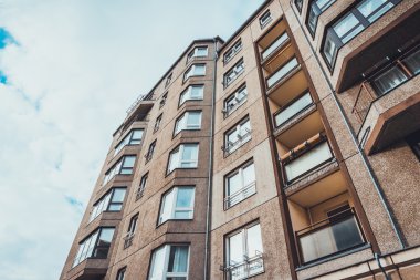 Koyun pencereli ve küçük verandalı konut binasının düşük açılı görüntüsü