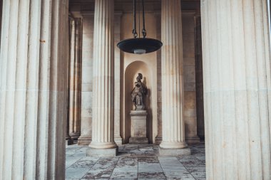 Tarihi binada mermer zeminli korint tarzı sütunlar ve asılı lambalar