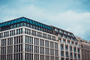 Çağdaş Alman apartmanlarının dış görünüşü eşsiz gökkuşağı ve çatıda kalça tarzı mimari