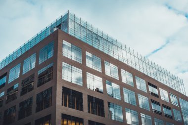 Çatı katında cep telefonu anten cephesi olan modern Alman apartmanlarının düşük açılı dış görünüşü