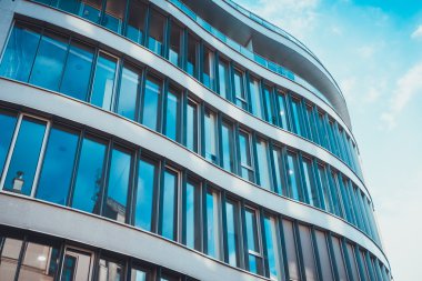 Berlin, Almanya 'da bulunan konut binasının dalgalı dış yüzeyinde dışavurumcu mimari