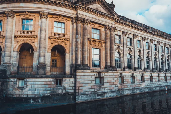 Corner View Water Historic Neoclassical Building Waterleaf Capital Column Forms — 스톡 사진