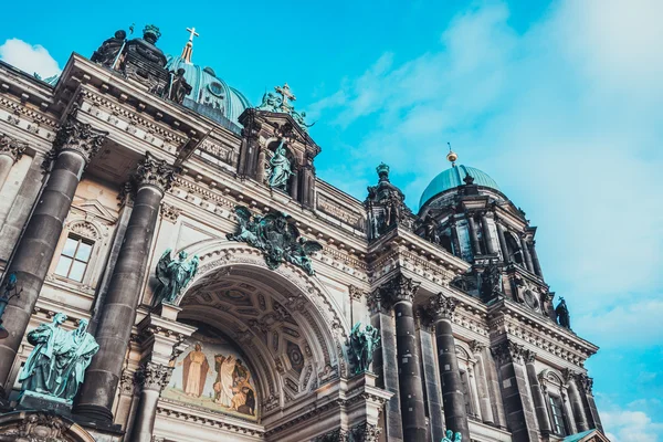 Blick Auf Einen Elegant Dekorierten Bogen Skulpturen Und Statuen Außerhalb — Stockfoto