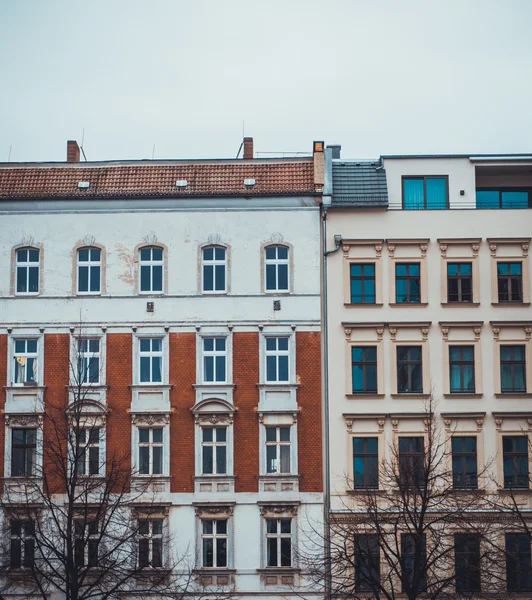 Berlin, Almanya 'da karşıt mimari tasarımlarla şirin apartman dış cephelerinde sokak seviyesinde ön manzara
