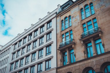 Düşük Açılı Mimari Binaların Dış Yüzü Eski ve Modern Konutların Çelişkili Cepheleriyle Berlin, Almanya 'daki Kentsel Apartmanlar
