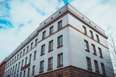 Düşük Açılı Mimari Apartman Beyaz Yüzlü ve Mavi Bulutlu Ahşap Özellikli Apartman