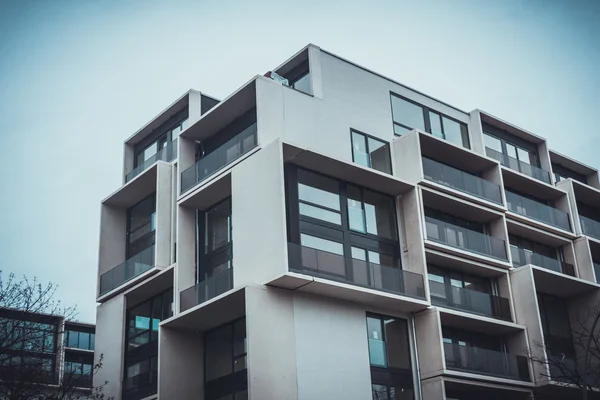 Vista Bajo Ángulo Hacia Complejo Residencial Apartamentos Con Arquitectura Estilo Imagen De Stock