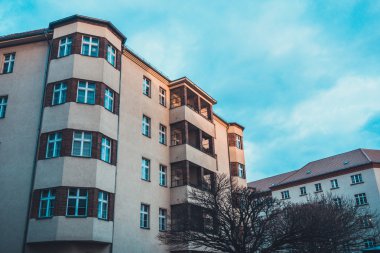 Modern bir Avrupa şehrinde kış günbatımında pencere ve balkonları olan daireler.