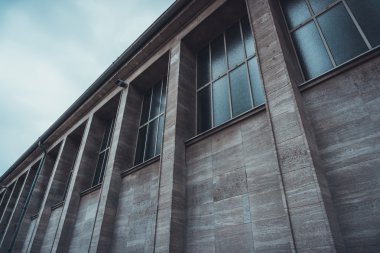 Düşük açı bir bakış açısı Alman binasına bakan pencereler bulutlu gökyüzü altında