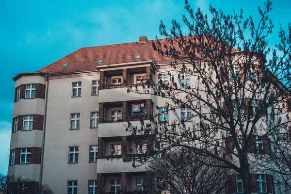 Vista Ángulo Bajo Apartamentos Residenciales Urbanos Con Esquinas Redondas Pequeños — Foto de Stock