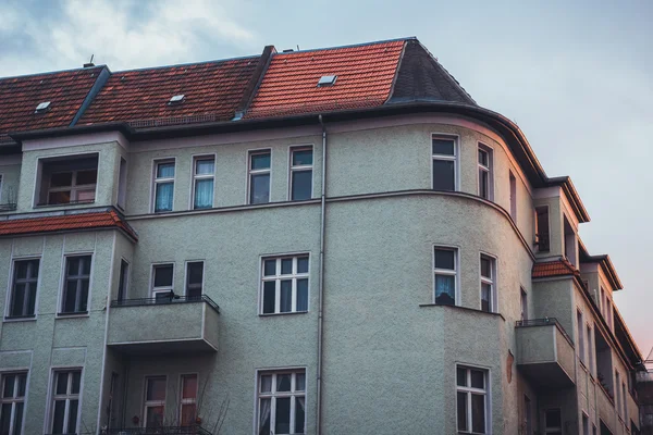 Blick Auf Städtische Wohnungen Mit Runder Ecke Und Kleinen Balkonen — Stockfoto