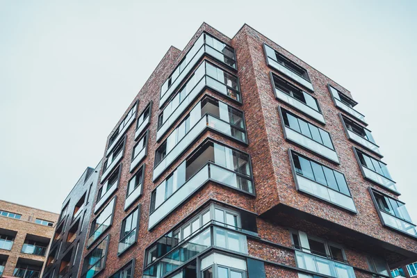 Rasyonalist mimari dizaynlı, pencereli, modern uzun tuğlalı daireye alçak açı